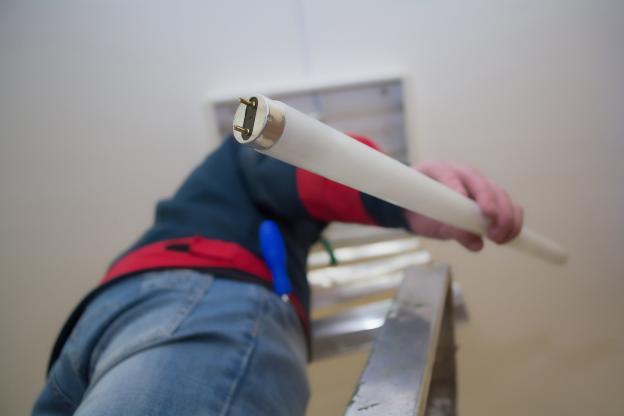 ¿Por qué debes parar de usar tubos fluorescentes?